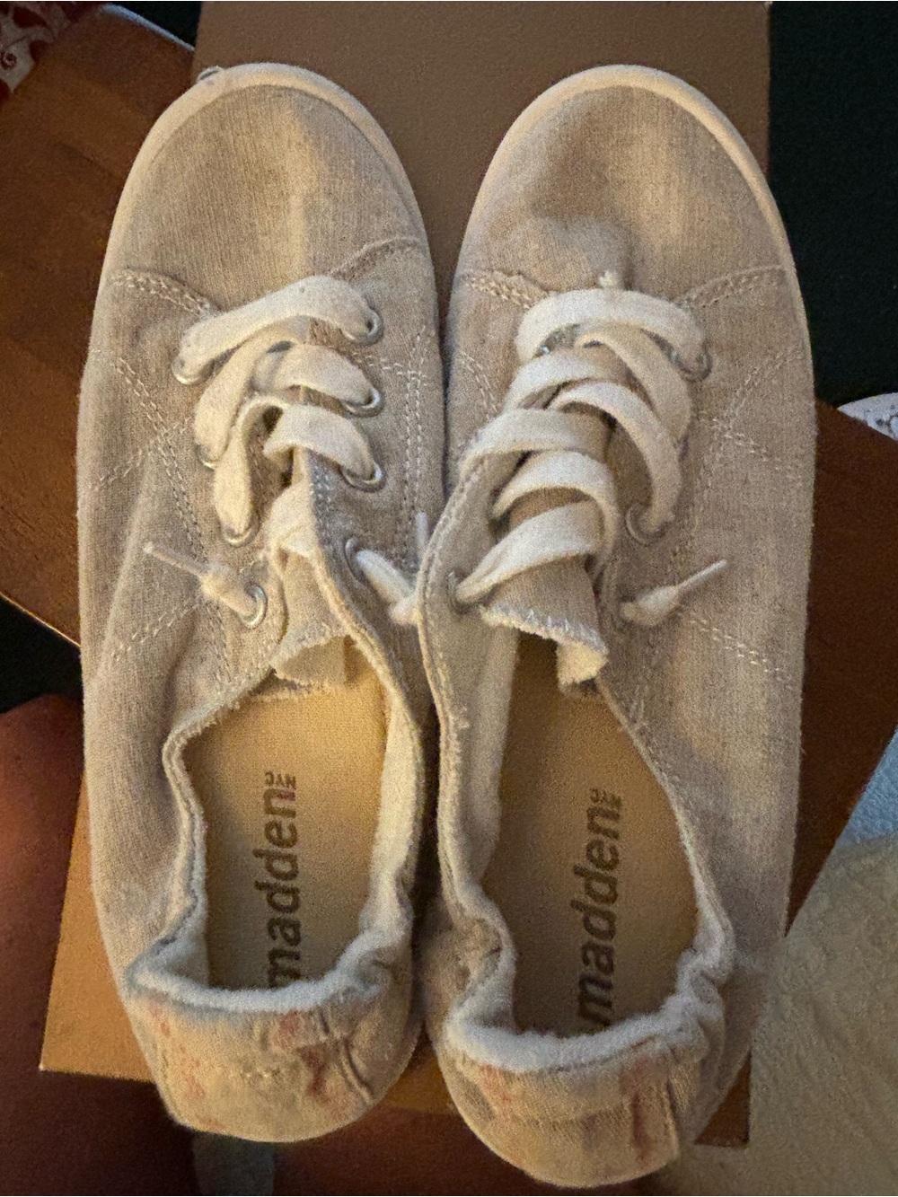 Great condition Steve Madden Beige Canvas Lace-Up Sneakers. Sz 7.